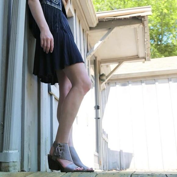 OTBT Women’s Flower Child Comfort Shoe Heeled Sandals Slingback Size 7.5 Tassels - Picture 2 of 14